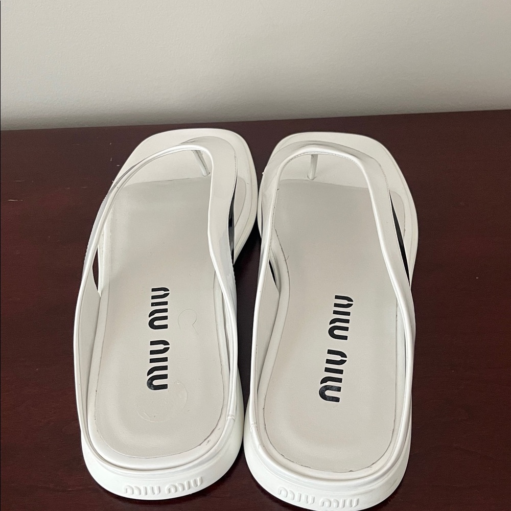 MIU MIU NWOT AUTHENTIC VERNICE TECH FLAT THONG SANDALS WHITE and BLACK 39.5 - Picture 4 of 7